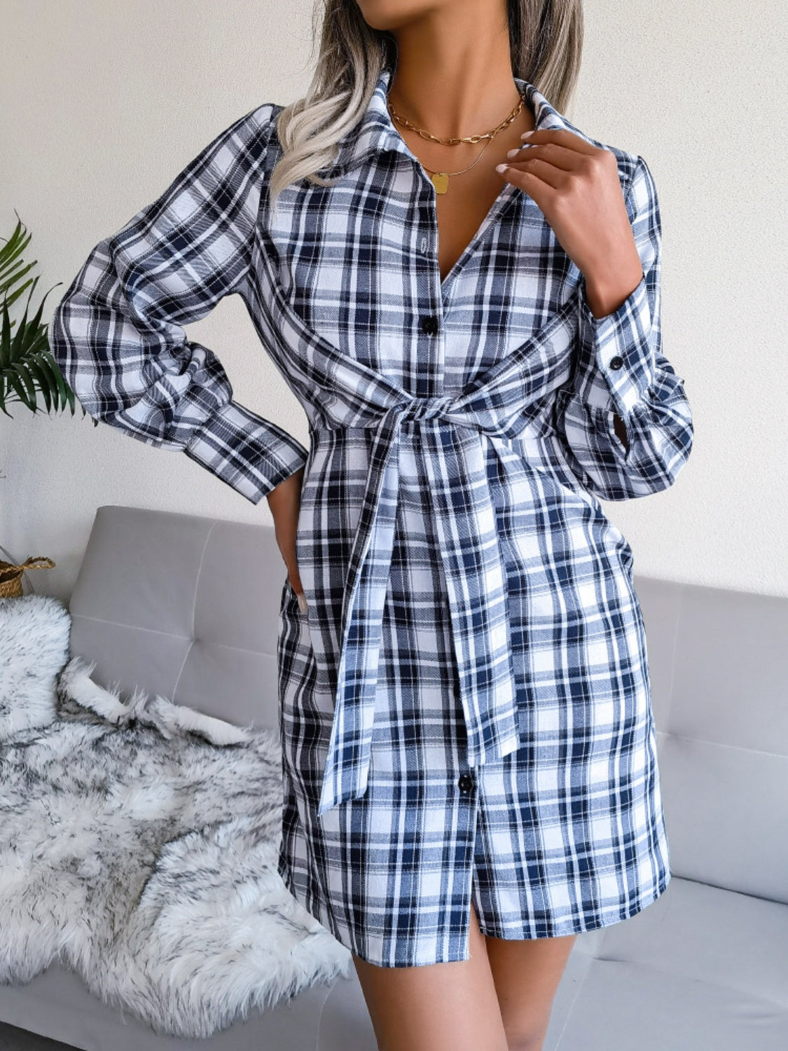 Robe chemise courte à carreaux et manches longues