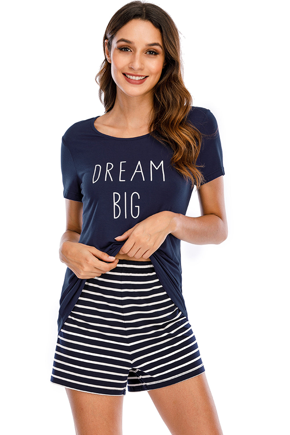 Ensemble de détente avec haut à col rond graphique et short rayé
