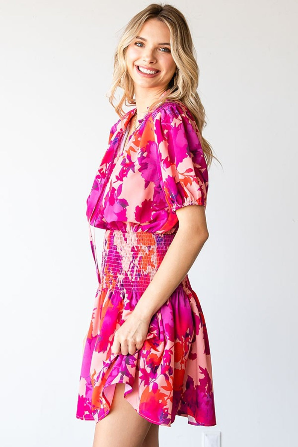 Robe courte à manches courtes et smockées à fleurs First Love