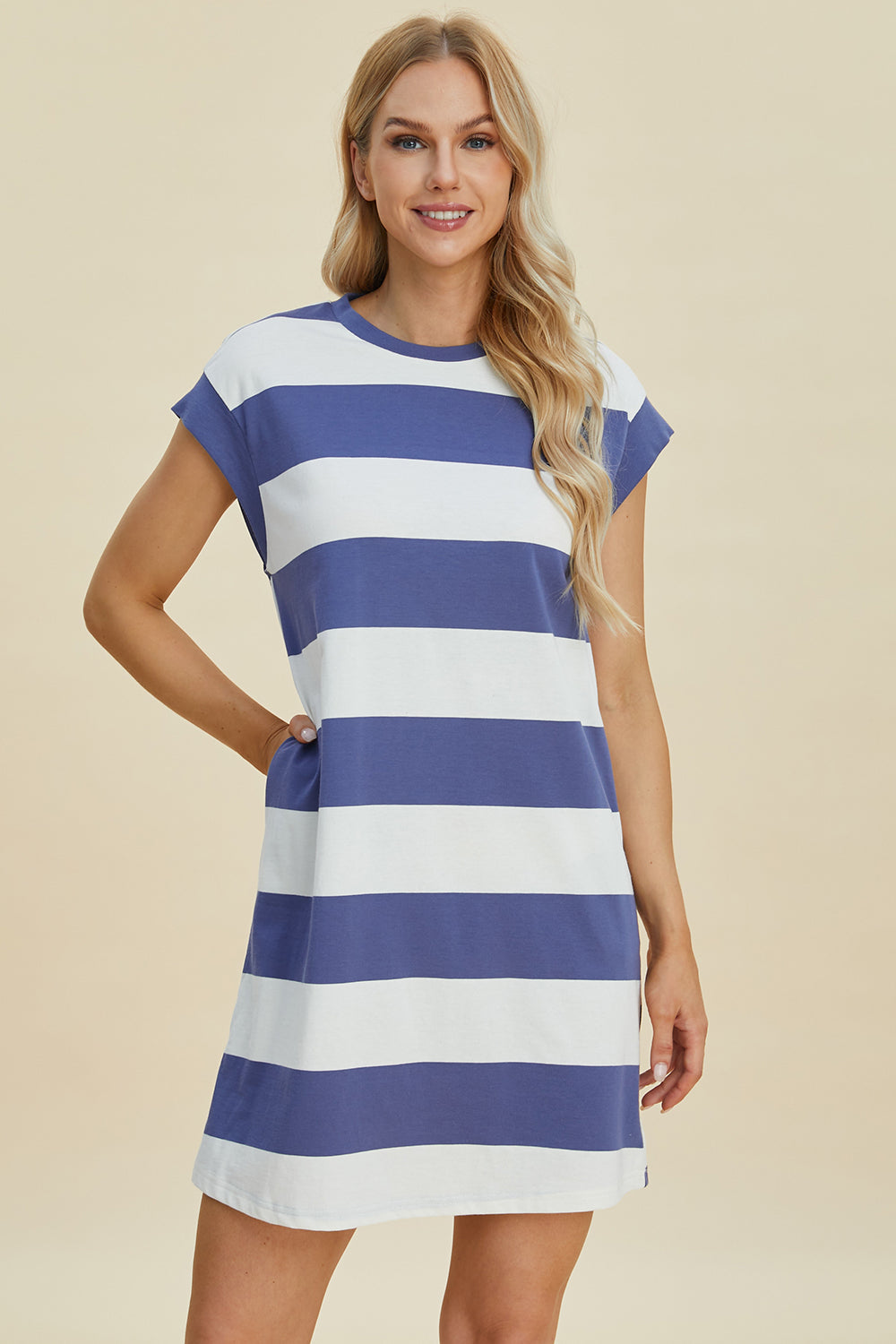 Mini-robe rayée à col rond et manches courtes Basic Bae