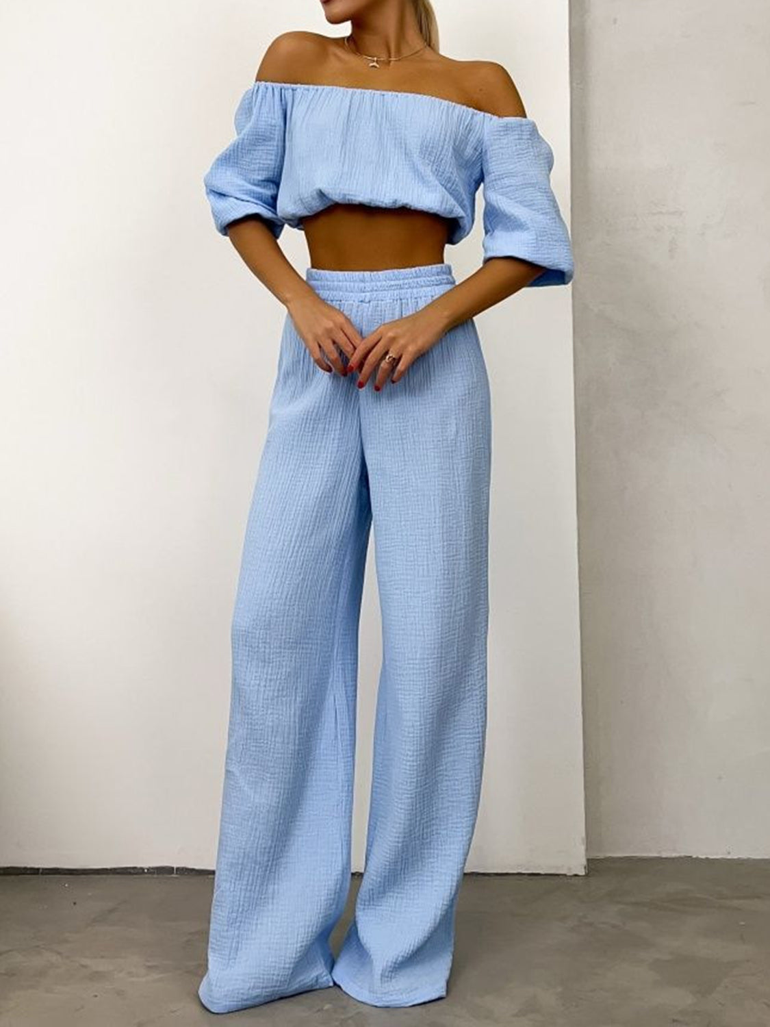 Ensemble haut à manches longues et pantalon à épaules dénudées