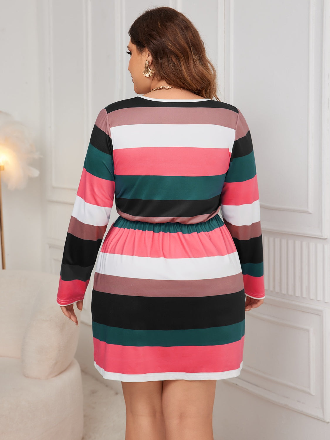 Robe courte rayée à col en V et manches longues grande taille