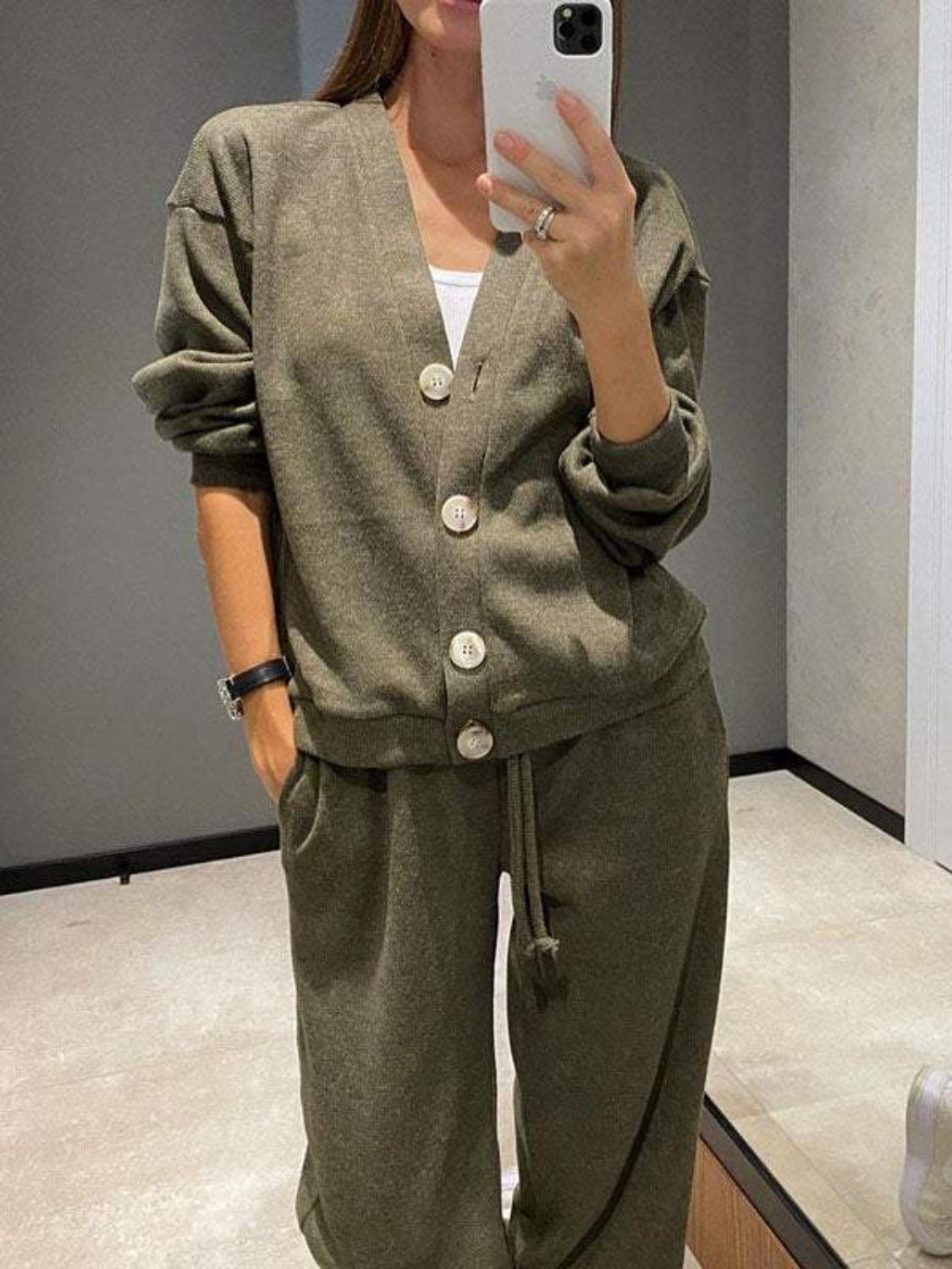 Ensemble haut à manches longues et pantalon boutonnés pleine grandeur