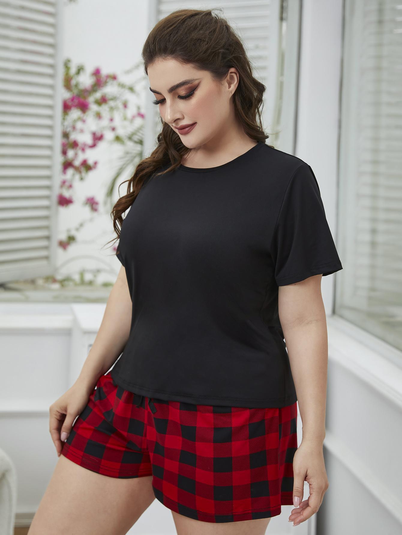 Ensemble de détente grande taille avec t-shirt col rond et short à carreaux