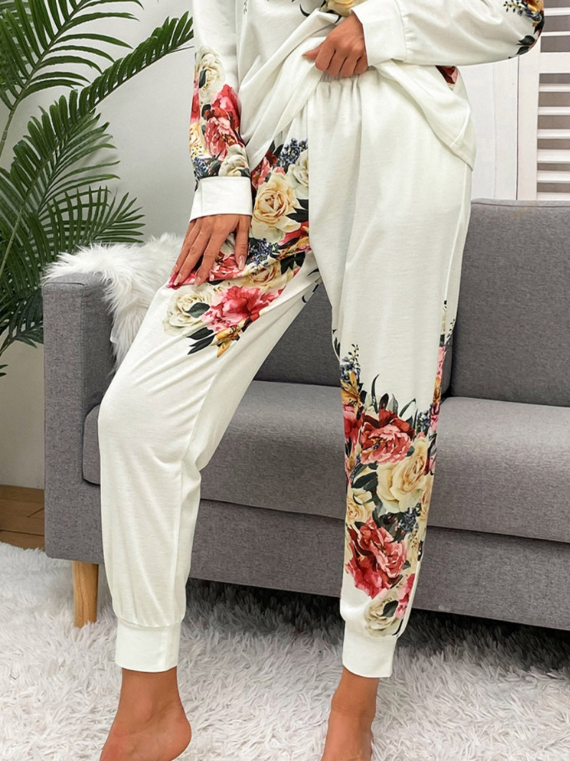 Ensemble de détente haut et pantalon à col rond imprimé brillant