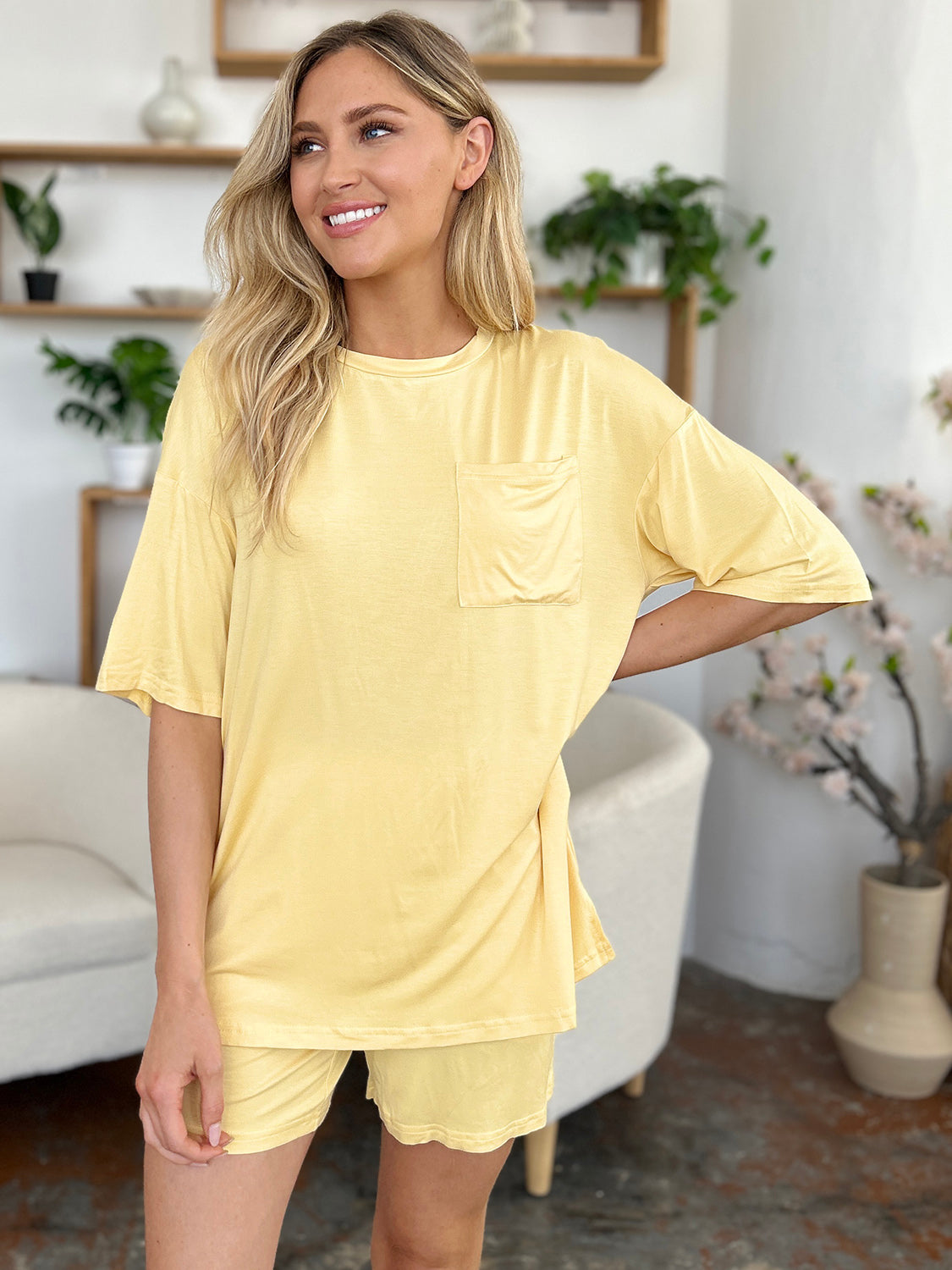 Ensemble t-shirt et short basiques Bae Bamboo à col rond et épaules tombantes