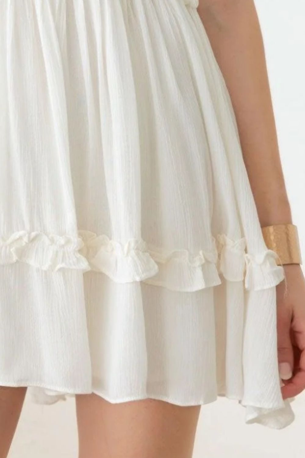 Robe à volants et dos nu en dentelle graine de moutarde