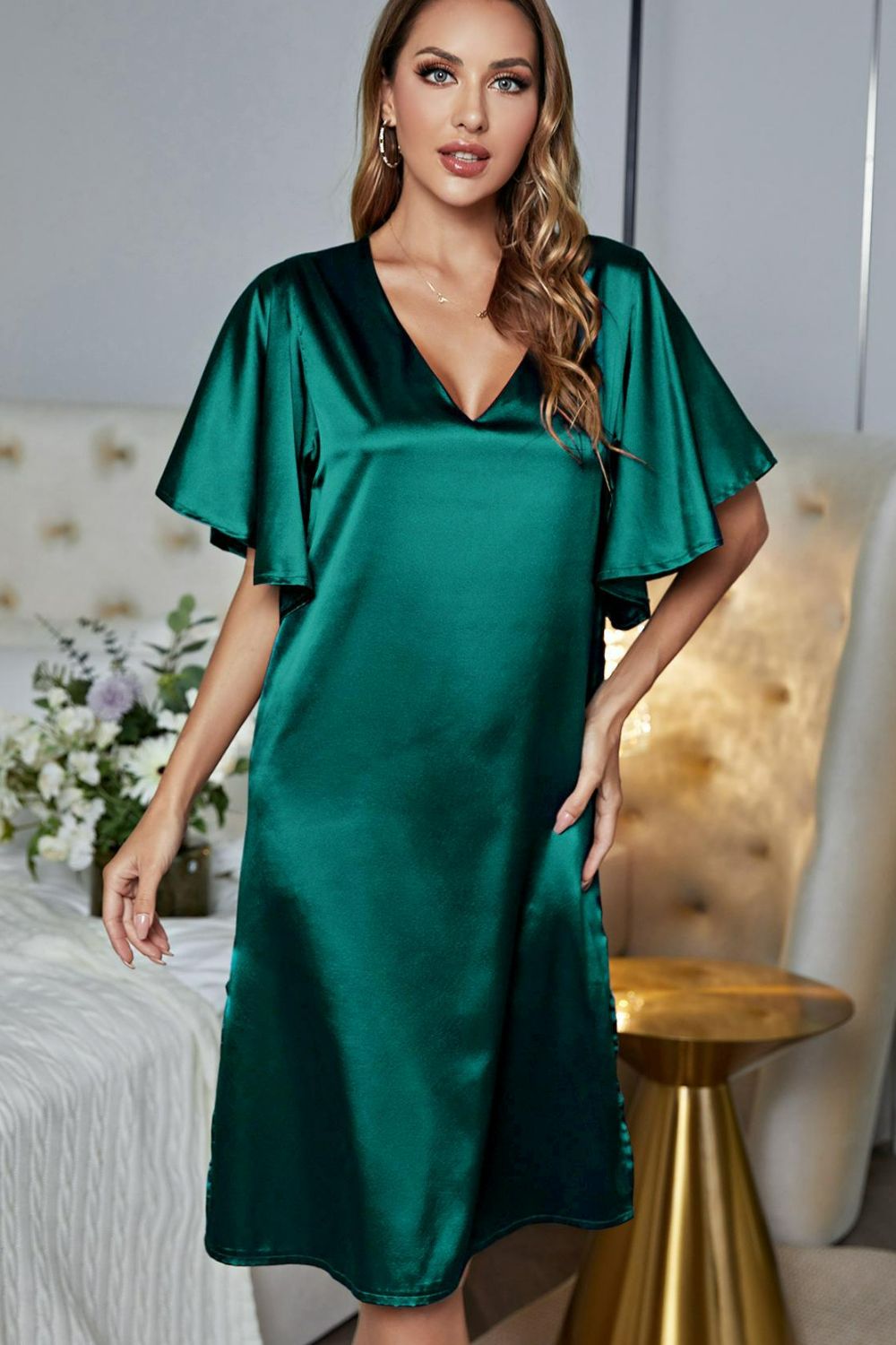 Robe de nuit en satin à manches flottantes et col en V avec fente latérale
