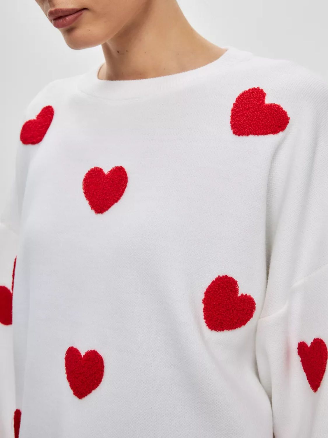 Pull col rond à épaules tombantes et motif cœur