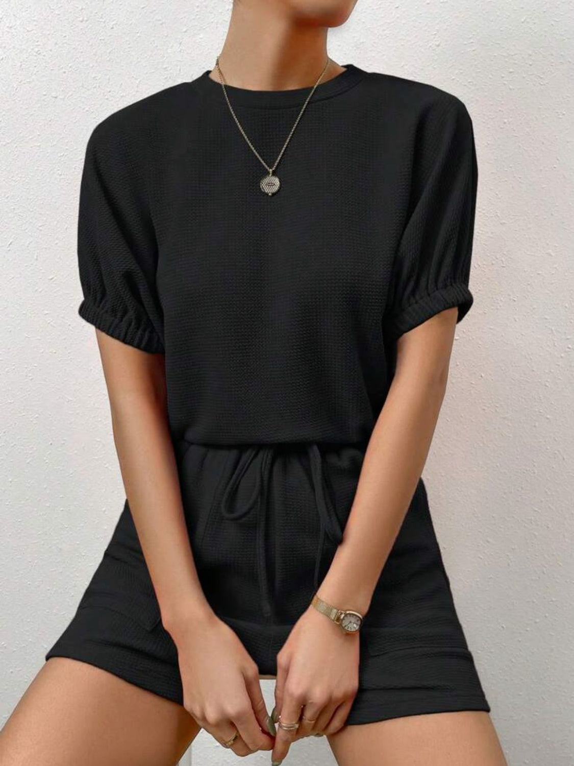 Ensemble de détente composé d'un t-shirt col rond en tricot gaufré et d'un short à poches