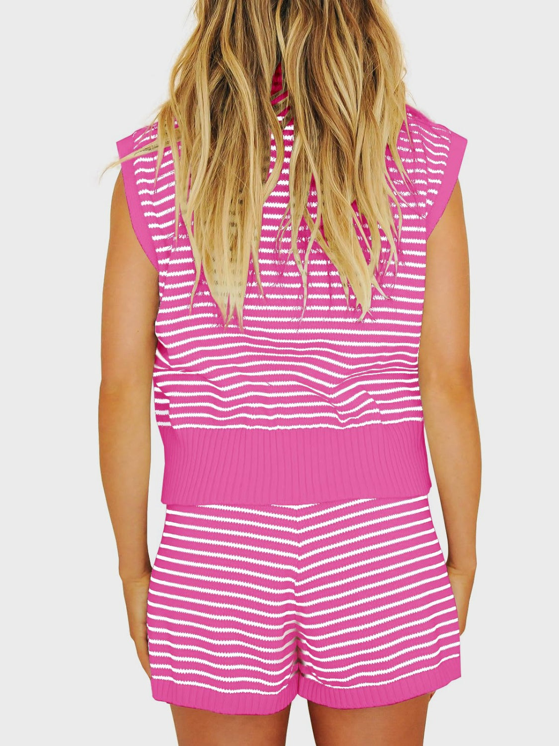 Ensemble haut à manches courtes et short rayés