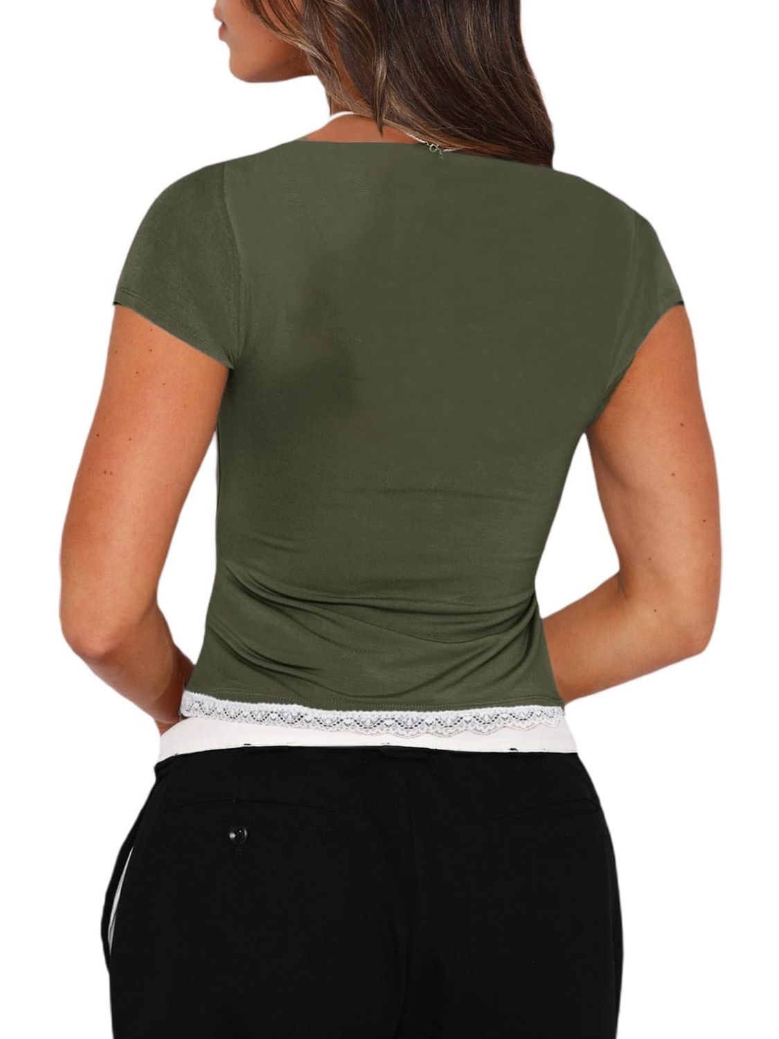T-shirt à manches courtes et col en cœur avec détails en dentelle