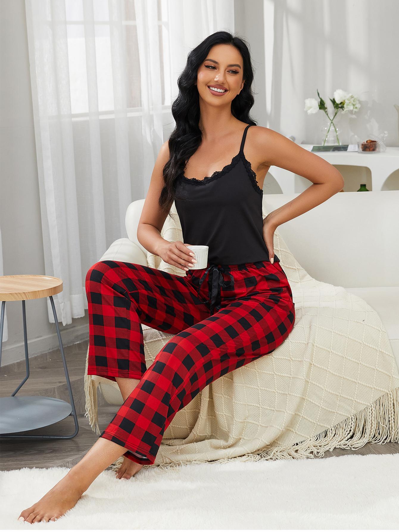Ensemble de détente avec caraco à bordure en dentelle et pantalon à carreaux
