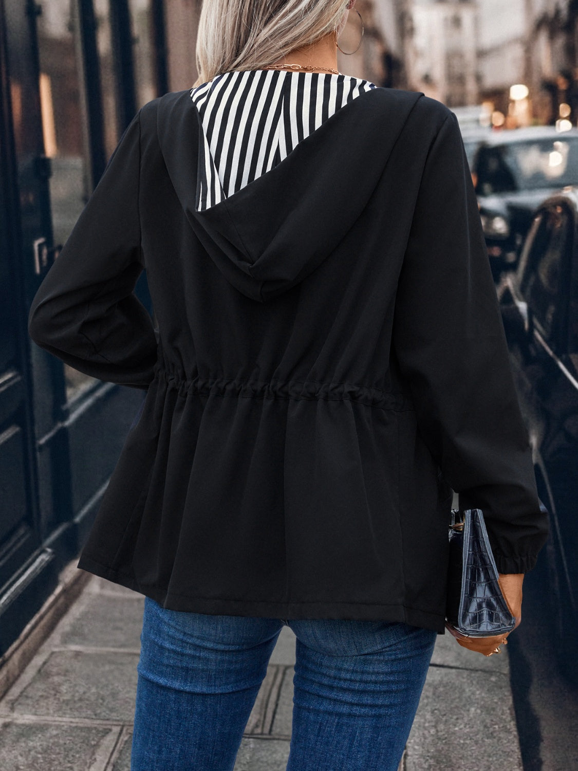 Veste à capuche zippée avec cordon de serrage et poches