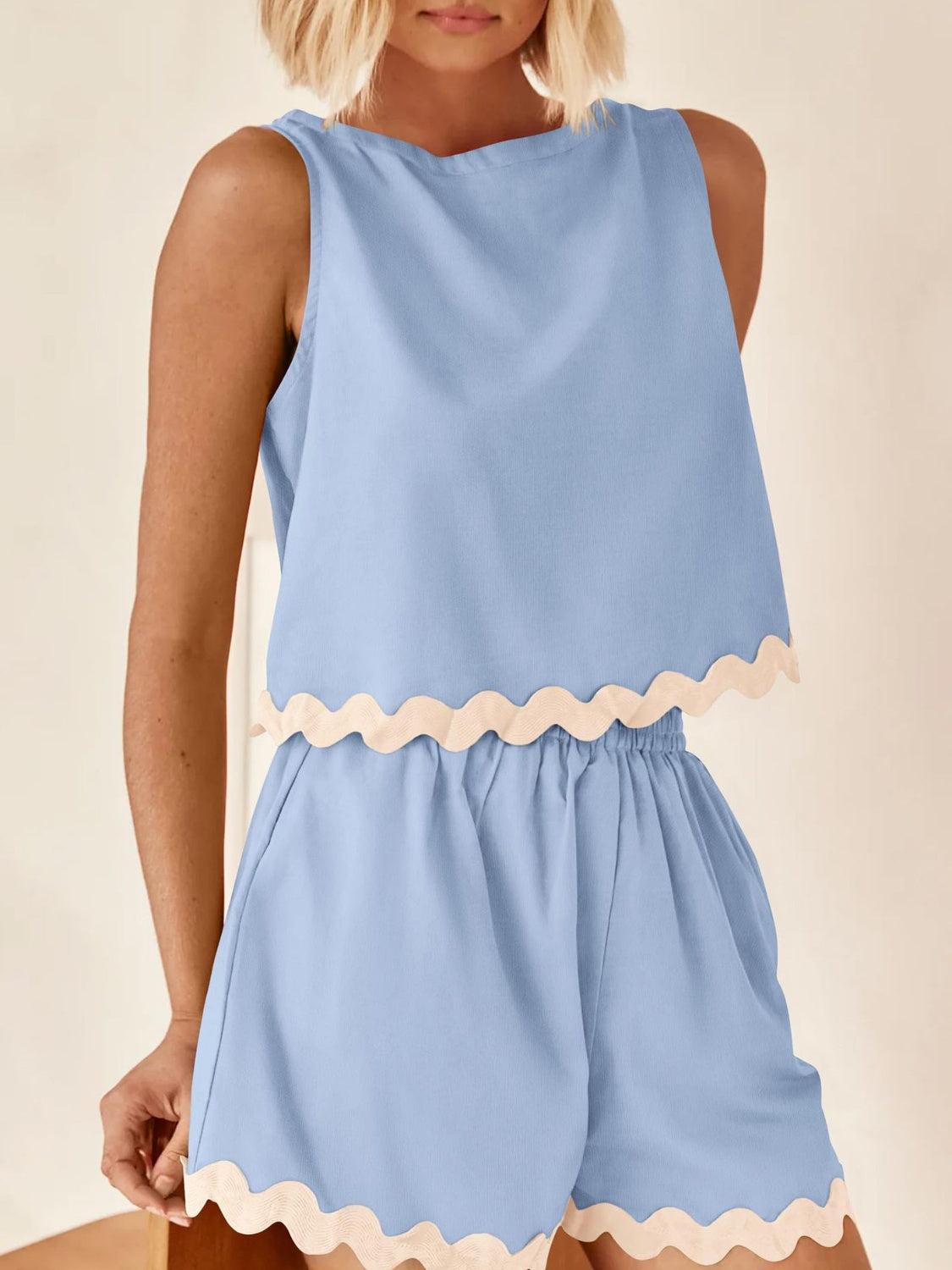 Ensemble haut et short à col rond et bordure contrastée