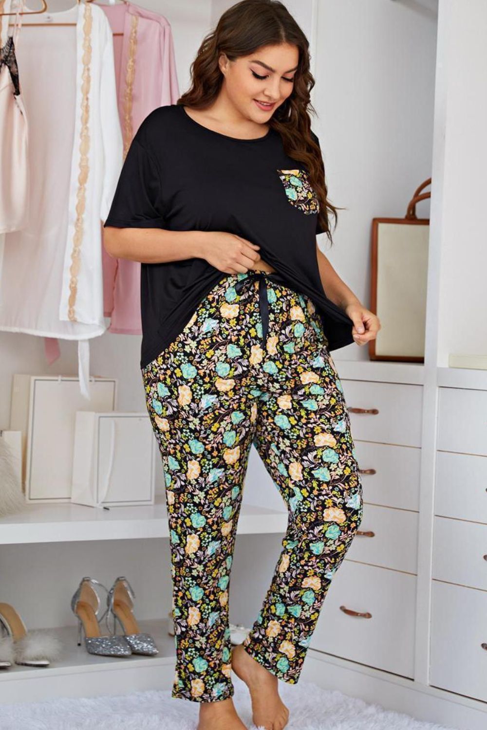 Ensemble de détente grande taille avec t-shirt à col rond contrasté et pantalon à fleurs