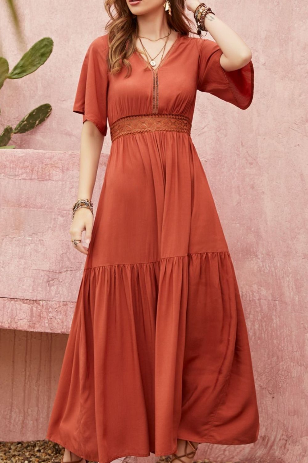 Robe mi-longue à col en V et manches mi-longues avec détails en dentelle