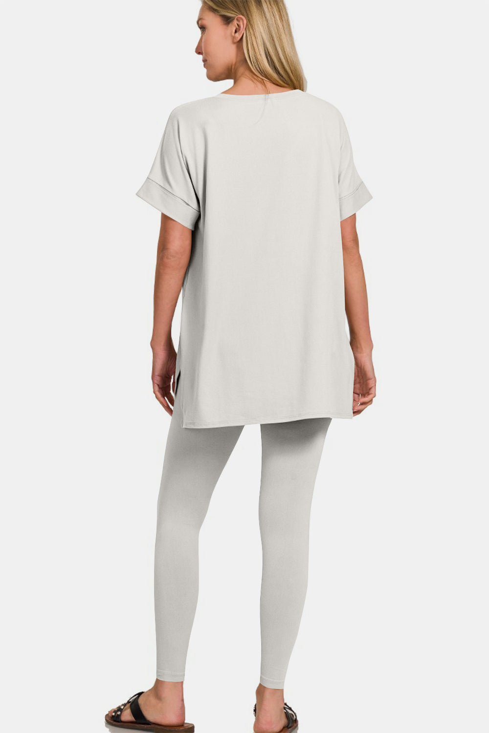 Ensemble de détente Zenana : t-shirt à manches courtes et col en V, leggings roulés