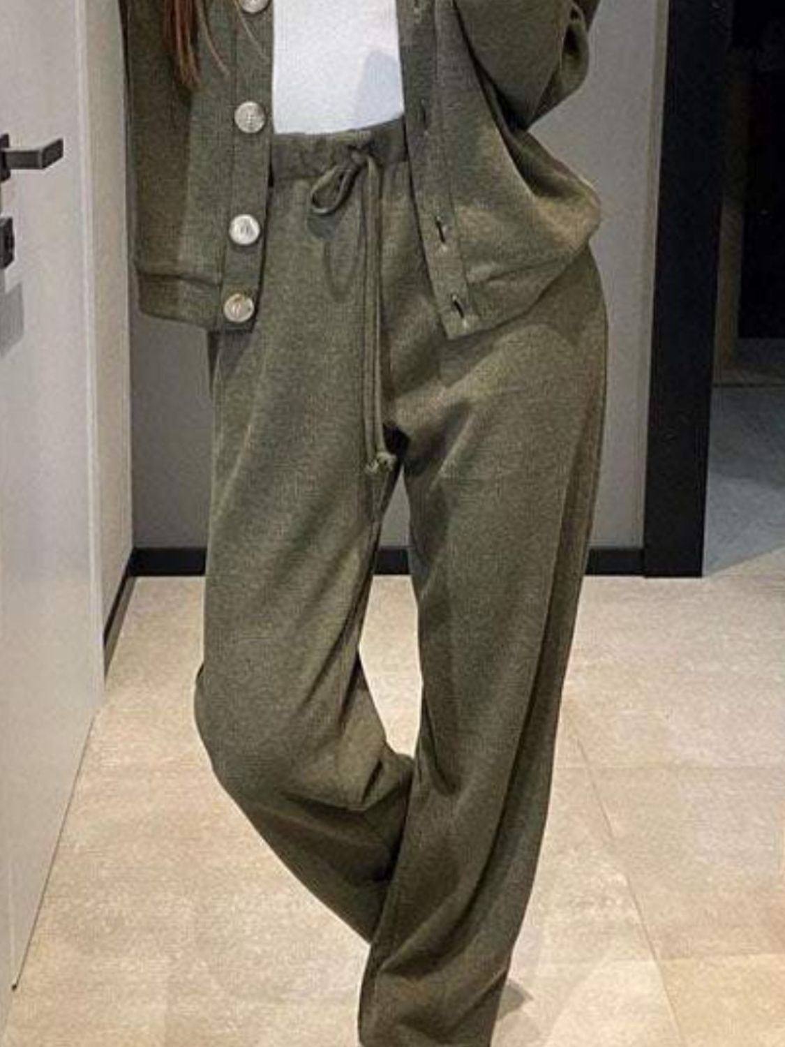 Ensemble haut à manches longues et pantalon boutonnés pleine grandeur