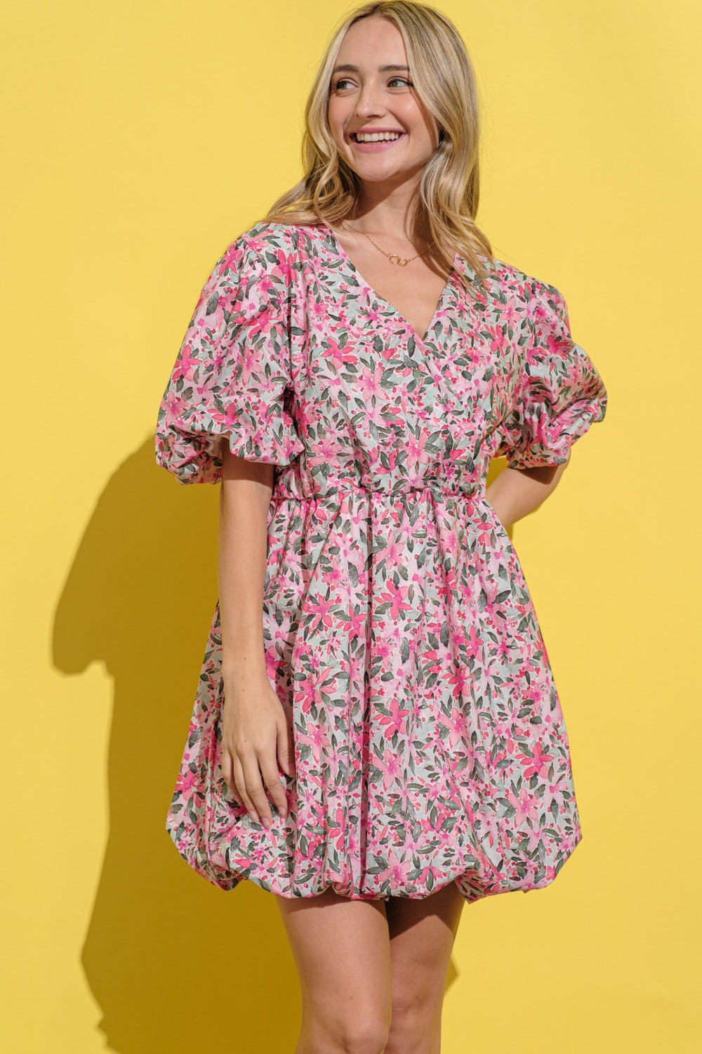 Et le pourquoi - Robe à manches bouffantes et à surplis fleuris grande taille