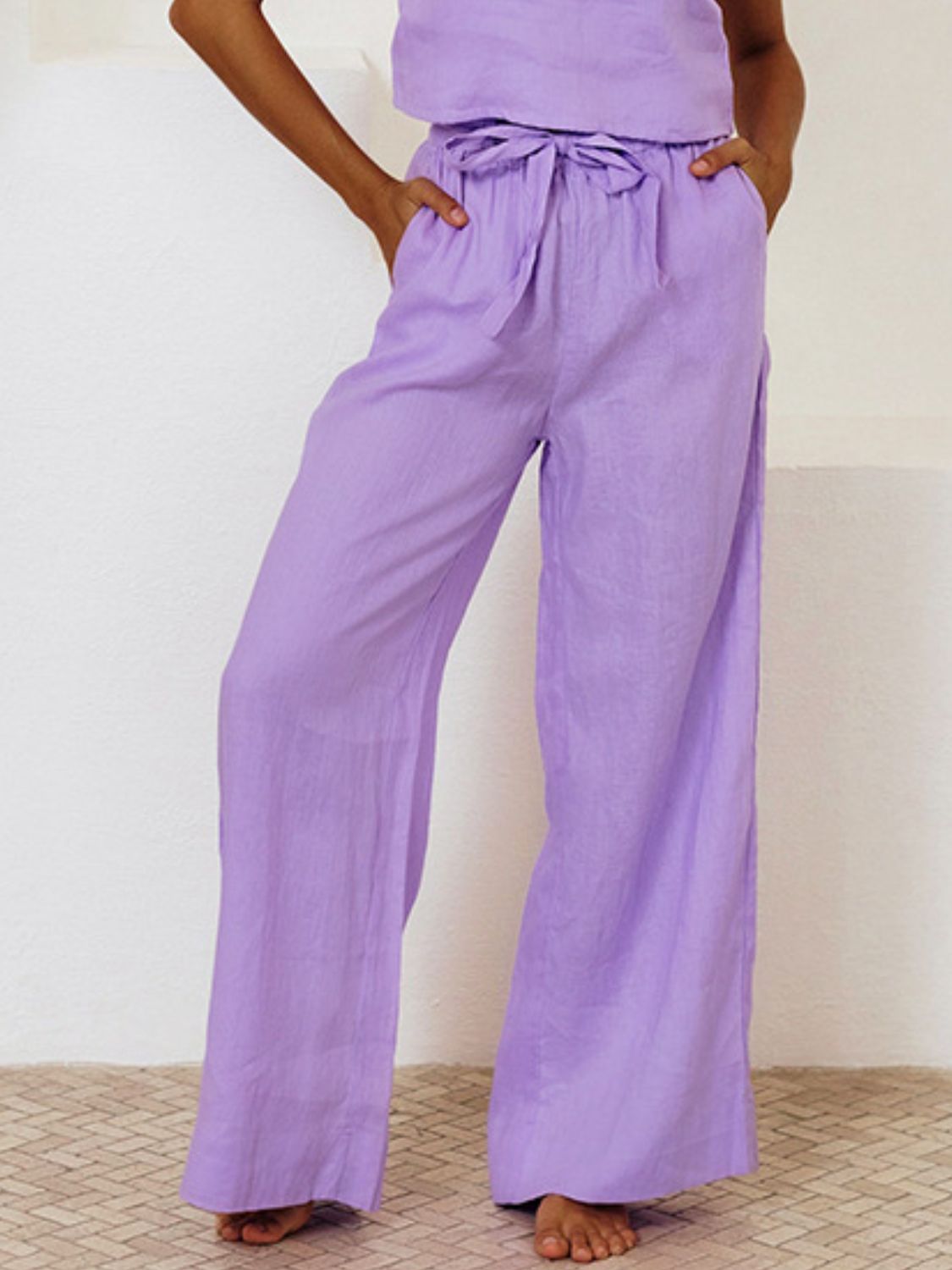 Ensemble haut sans manches et pantalon à col carré