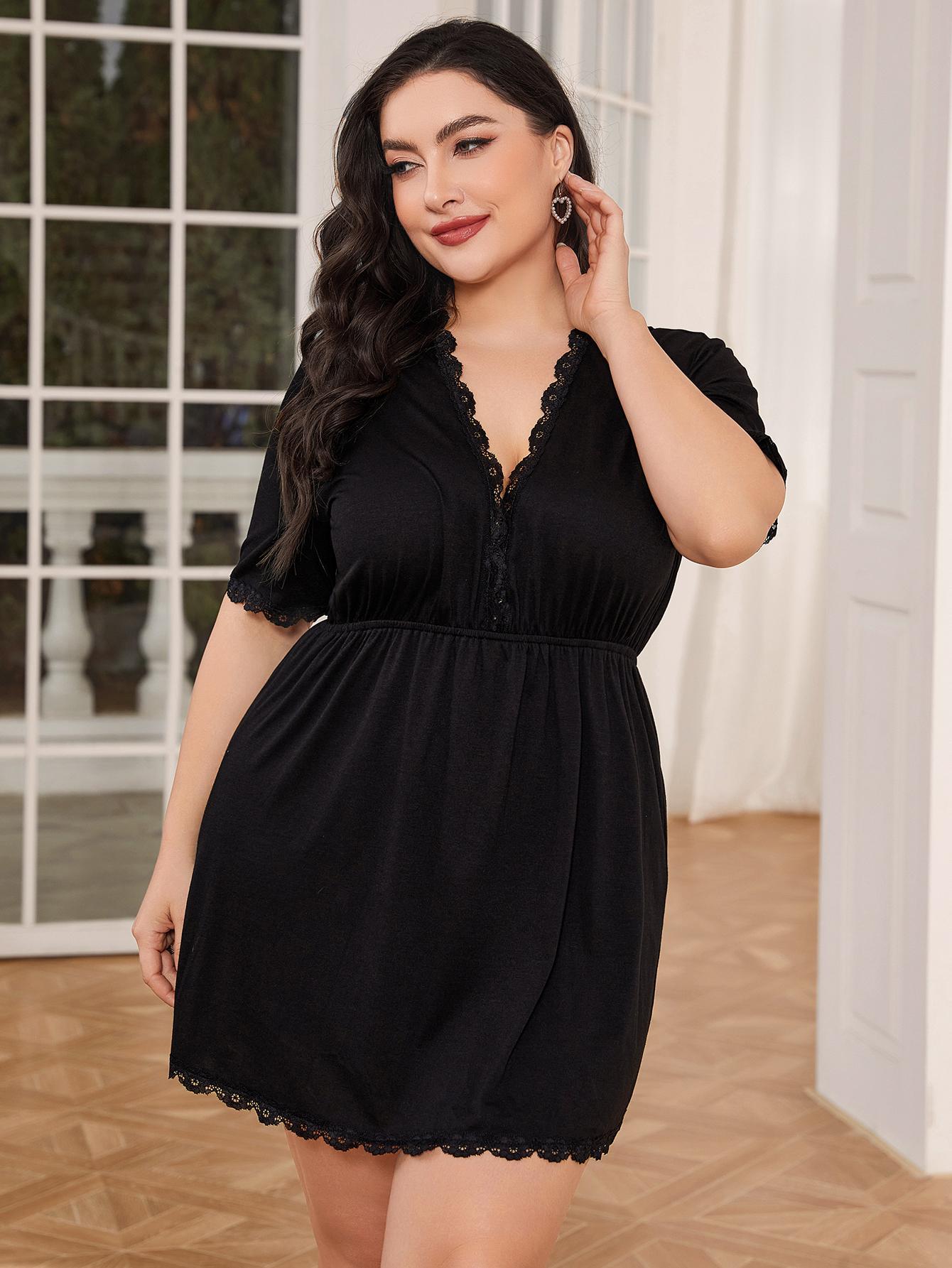 Robe de nuit grande taille à décolleté en V profond et bordure en dentelle