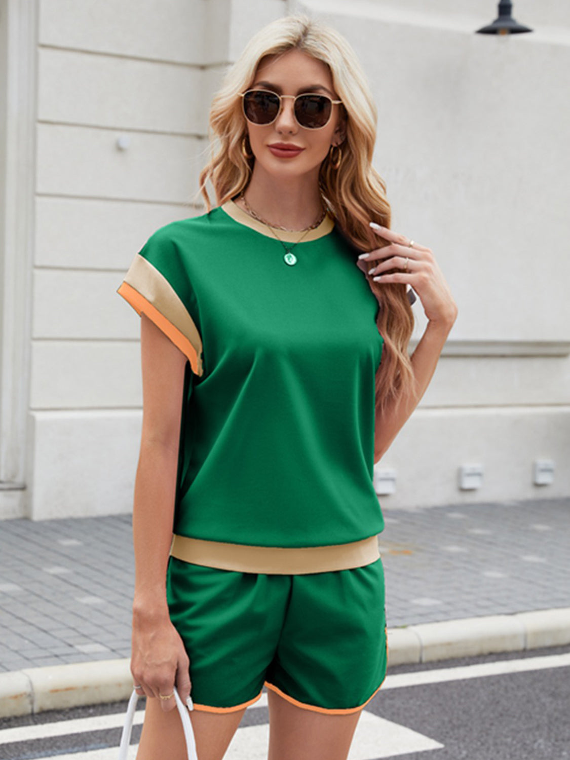 Ensemble haut et short à col rond contrasté