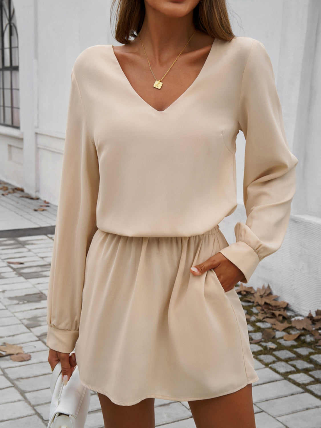 Mini-robe à manches longues et col en V découpé
