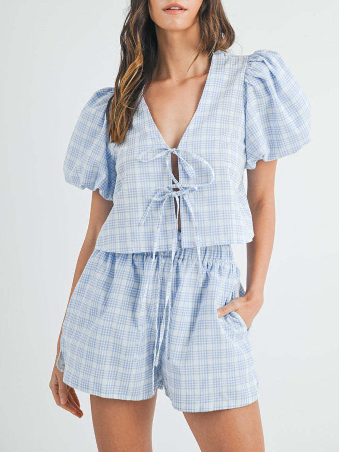 Ensemble haut à manches bouffantes et short à col en V