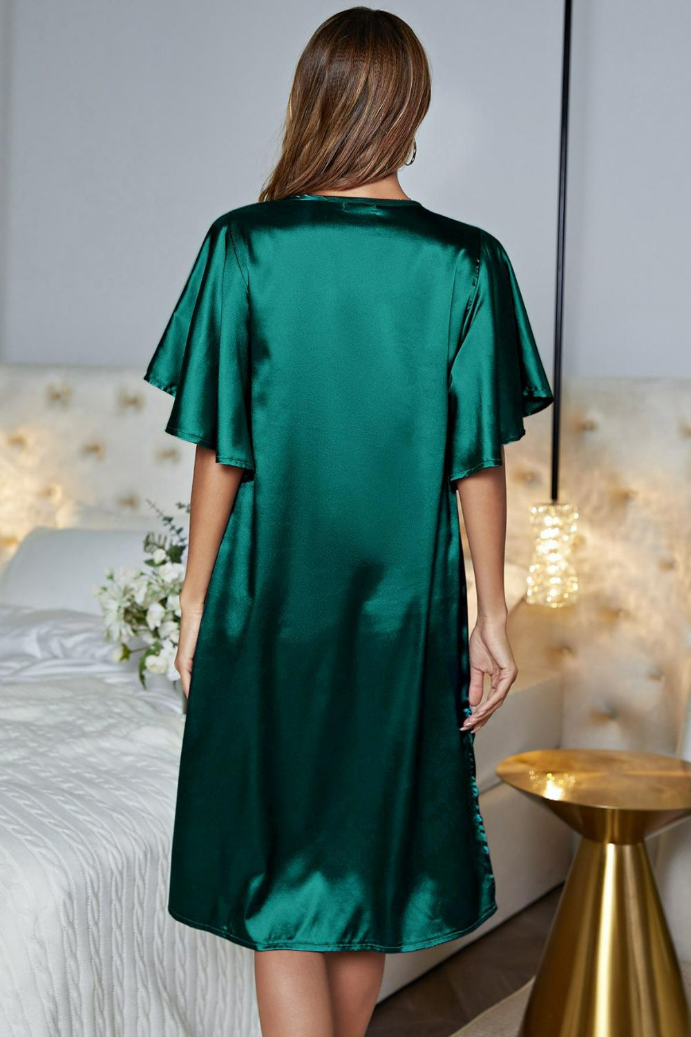 Robe de nuit en satin à manches flottantes et col en V avec fente latérale