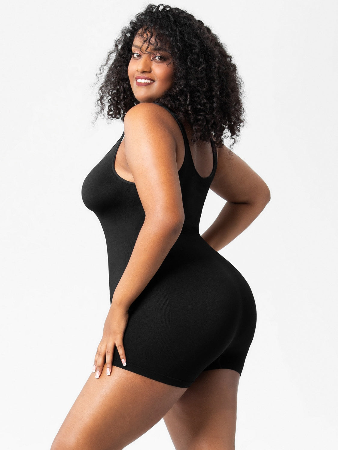 Combinaison moulante à larges bretelles et col rond