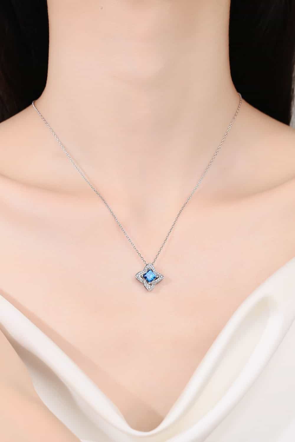 Collier avec pendentif floral en moissanite 1 carat