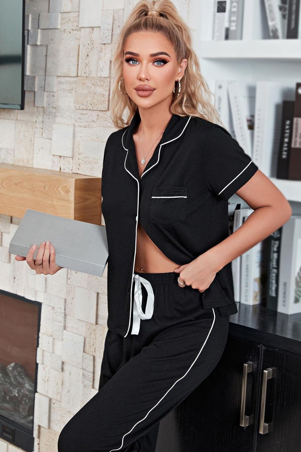 Ensemble pyjama haut à manches courtes et pantalon à passepoils contrastés