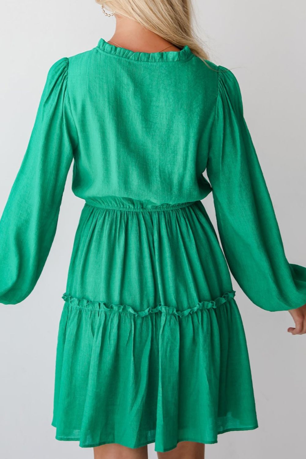 Mini-robe à volants et col en V à manches longues