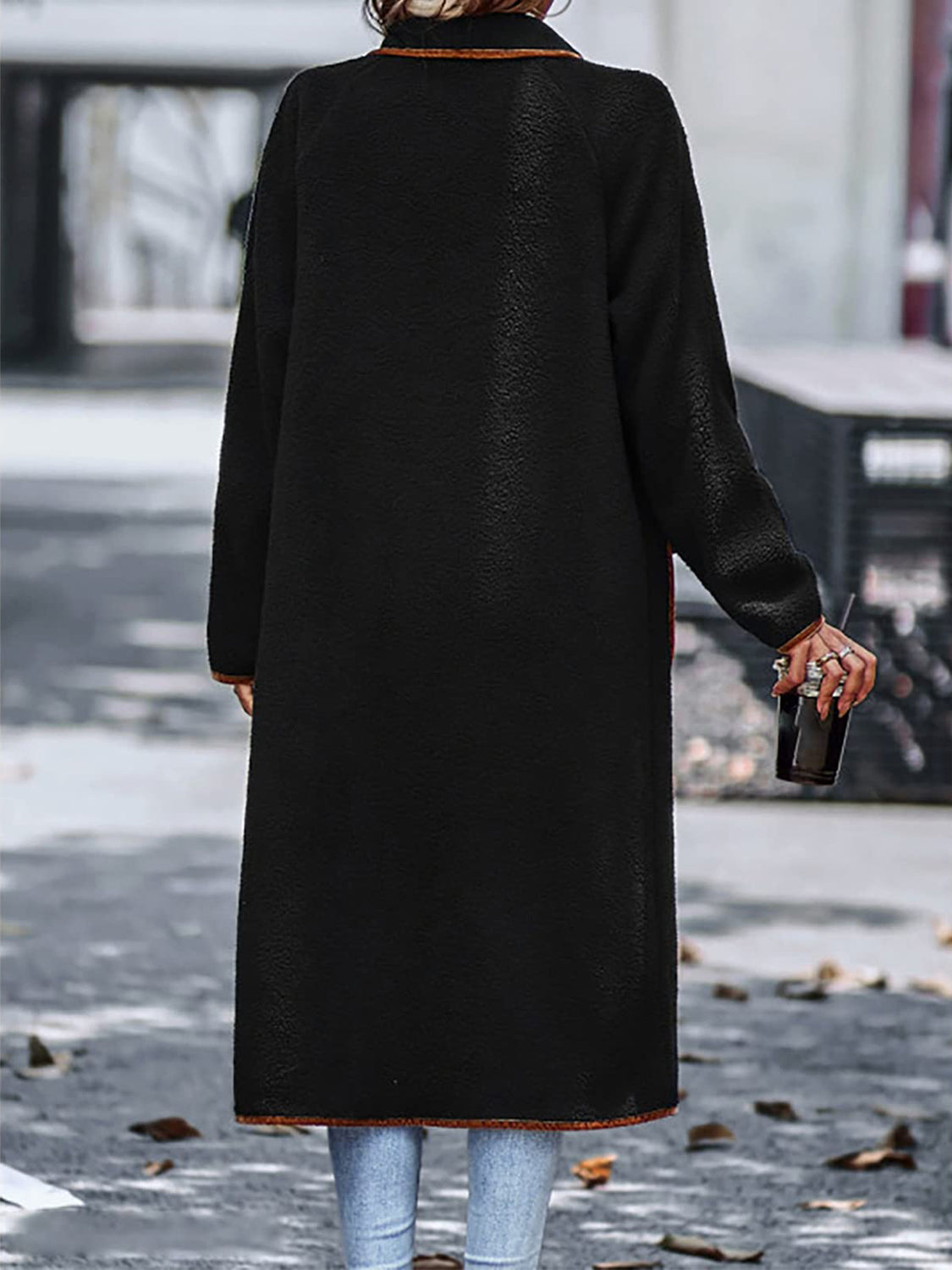 Manteau à manches longues avec bordure contrastée et poches