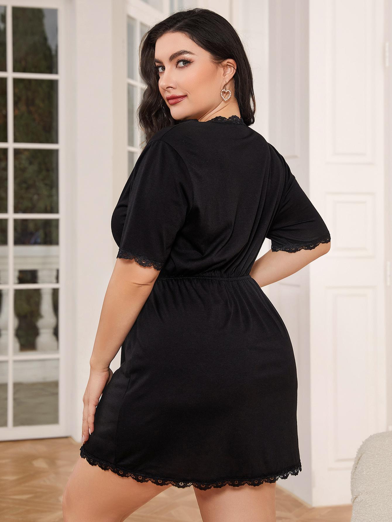 Robe de nuit grande taille à décolleté en V profond et bordure en dentelle