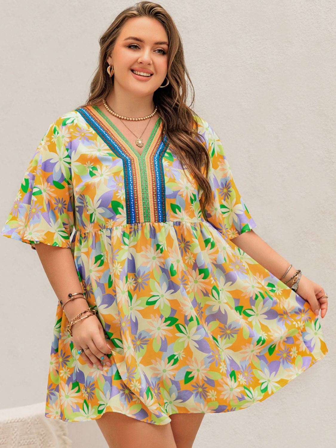 Robe courte imprimée grande taille à col en V et manches mi-longues