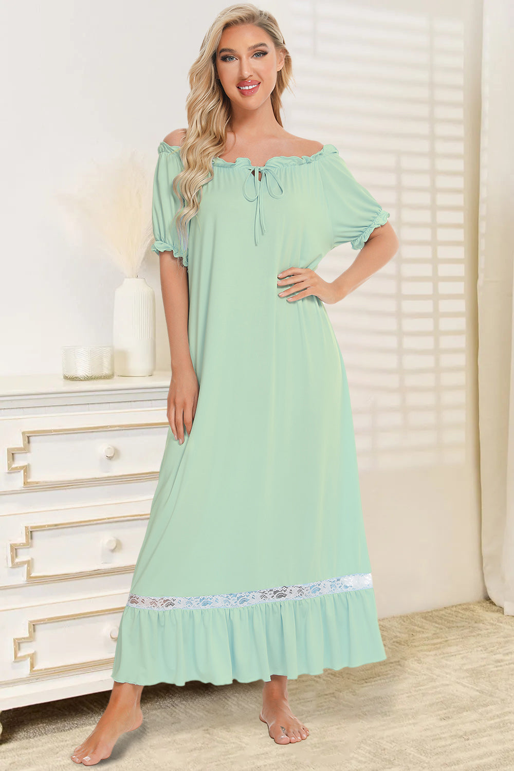 Robe de détente à manches courtes et détails en dentelle