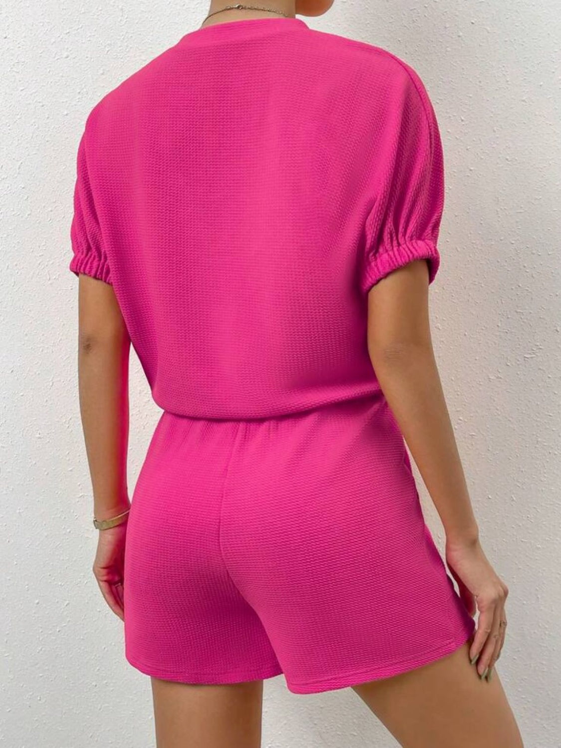 Ensemble de détente composé d'un t-shirt col rond en tricot gaufré et d'un short à poches
