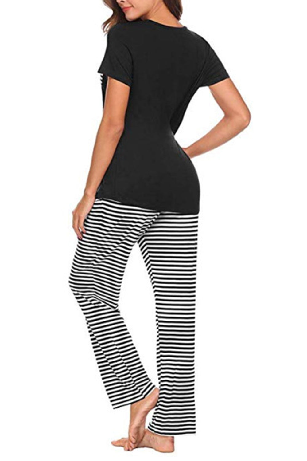 Ensemble de détente composé d'un haut à manches courtes et d'un pantalon rayé