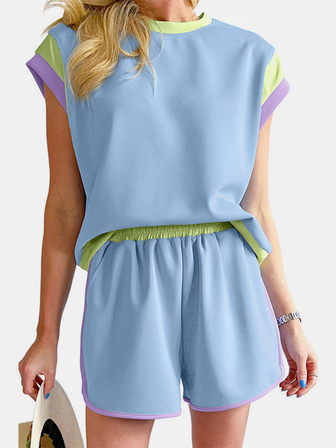 Ensemble haut et short à col rond contrasté