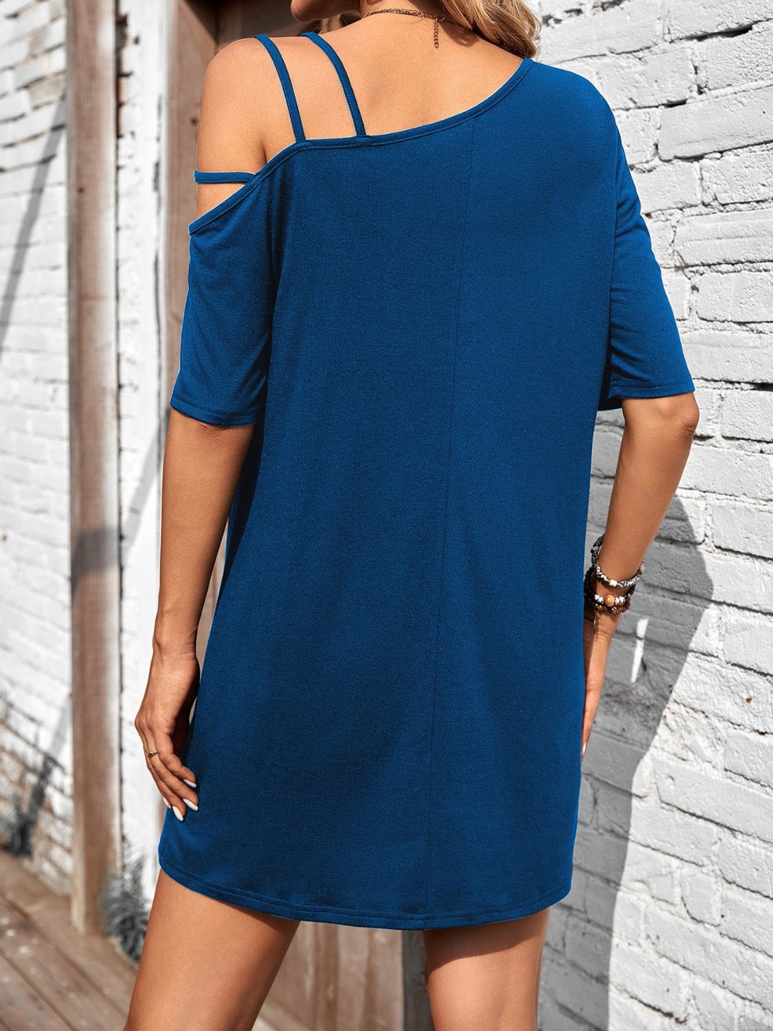 Mini-robe à col asymétrique et manches mi-longues