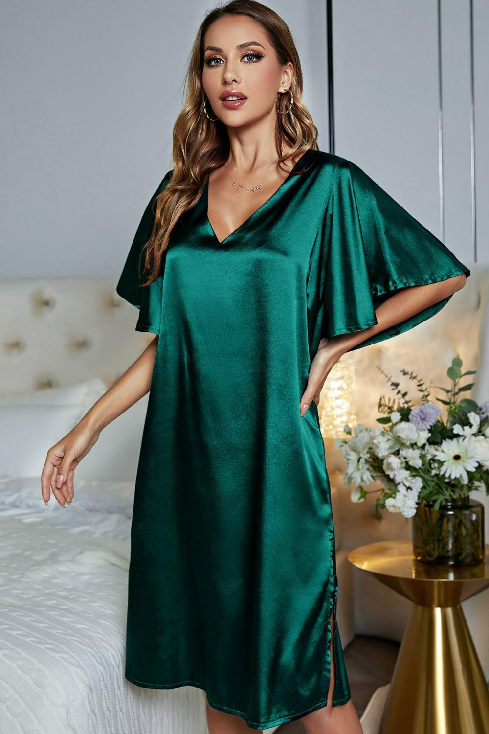 Robe de nuit en satin à manches flottantes et col en V avec fente latérale