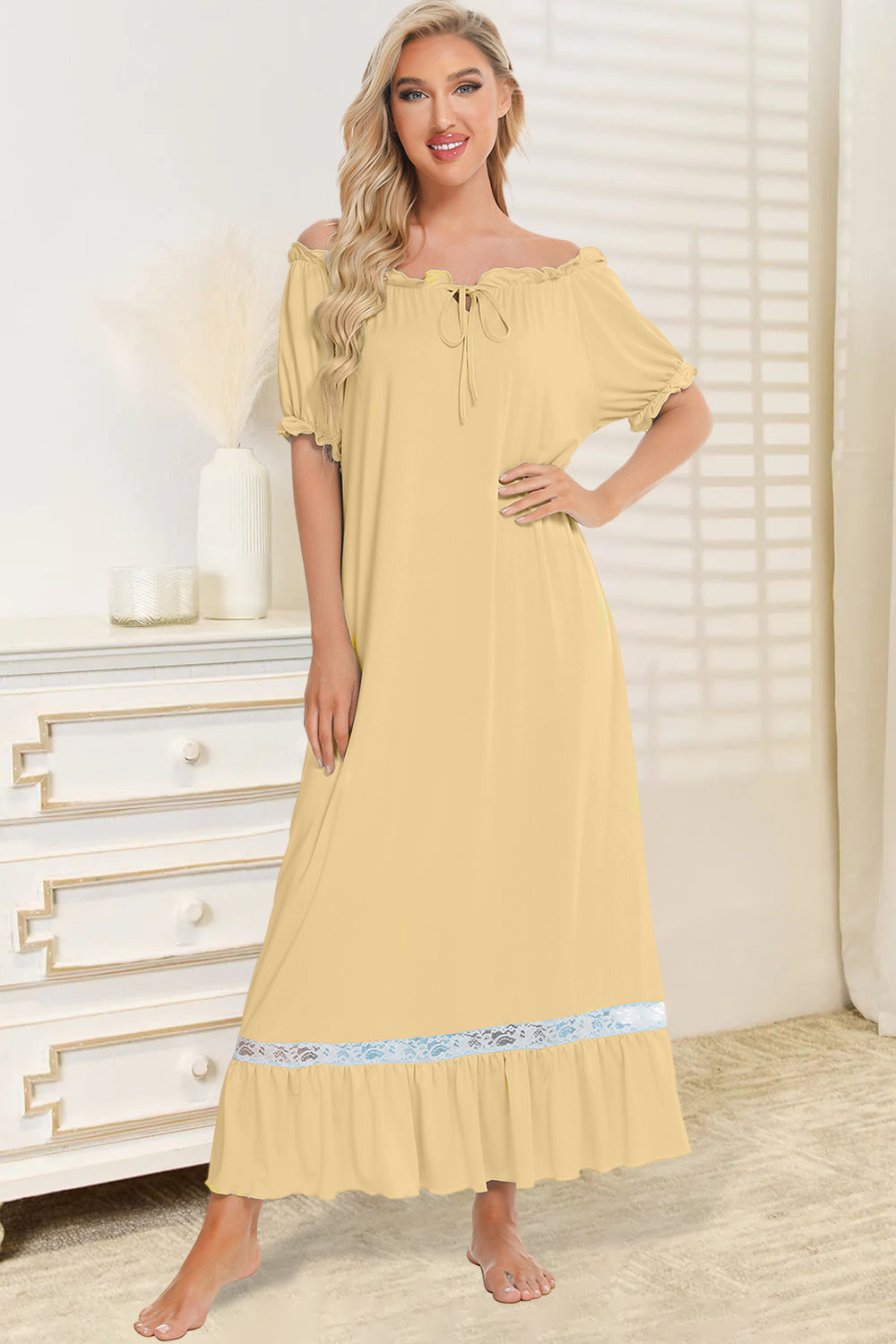 Robe de détente à manches courtes et détails en dentelle