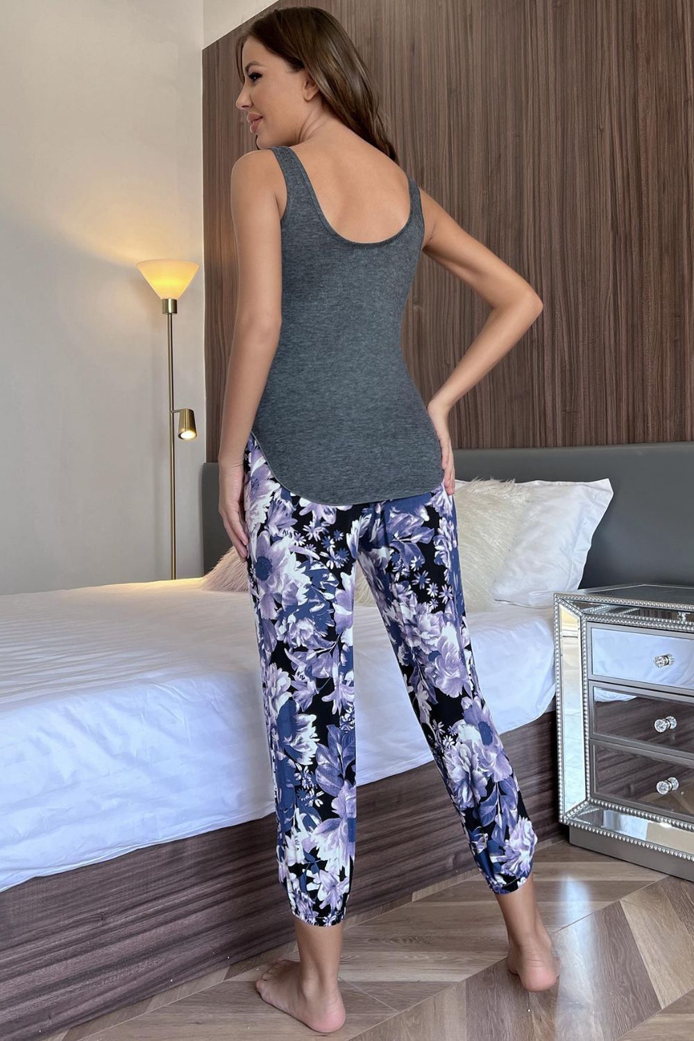 Ensemble de détente avec débardeur à col rond et pantalon court à fleurs