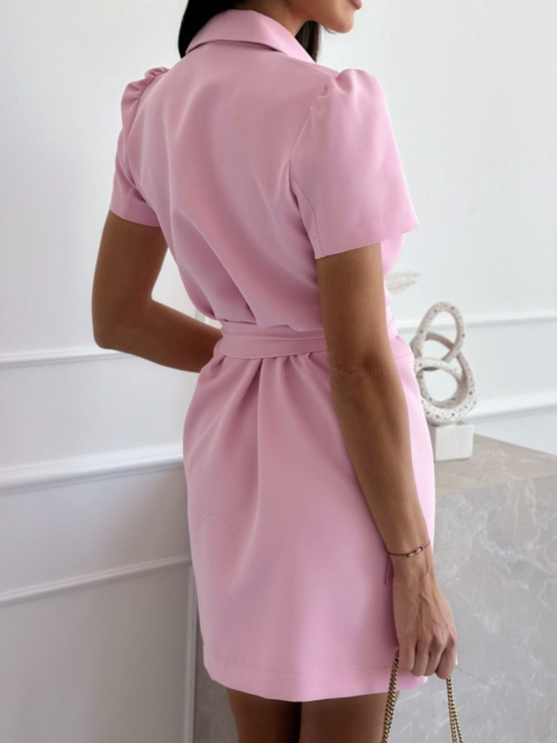 Mini-robe à manches courtes et ceinture nouée