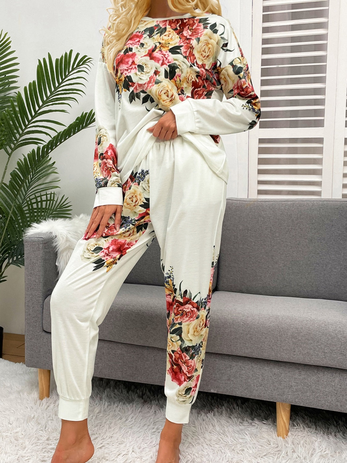 Ensemble de détente haut et pantalon à col rond imprimé brillant