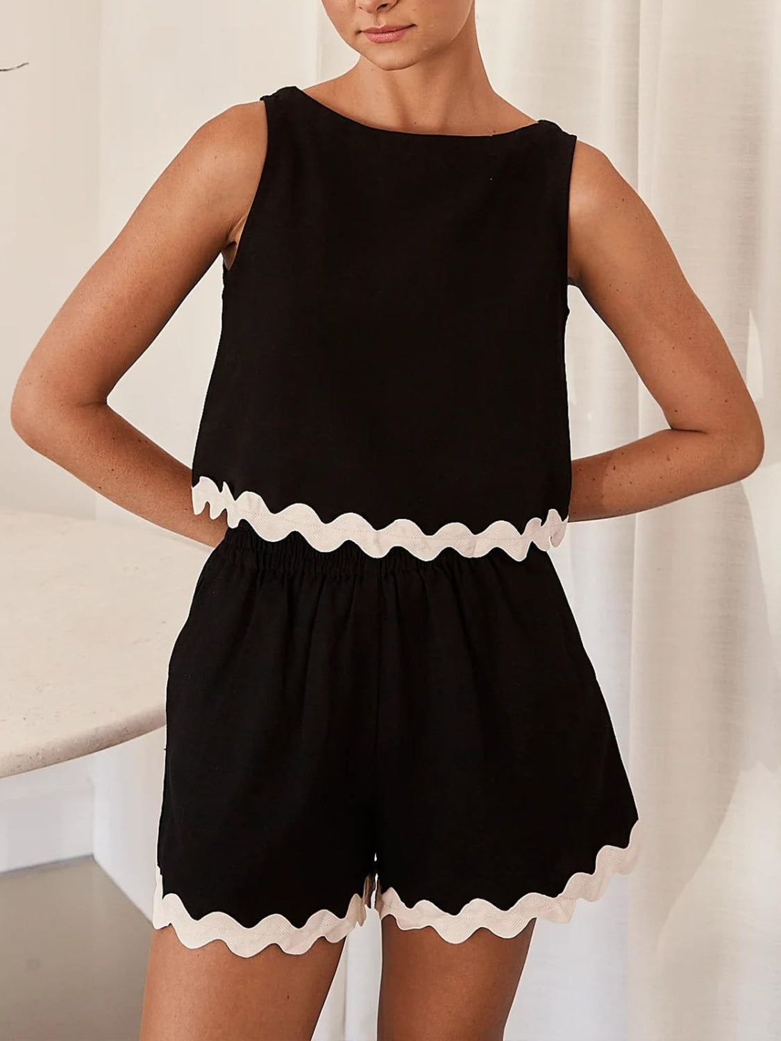Ensemble haut et short à col rond et bordure contrastée