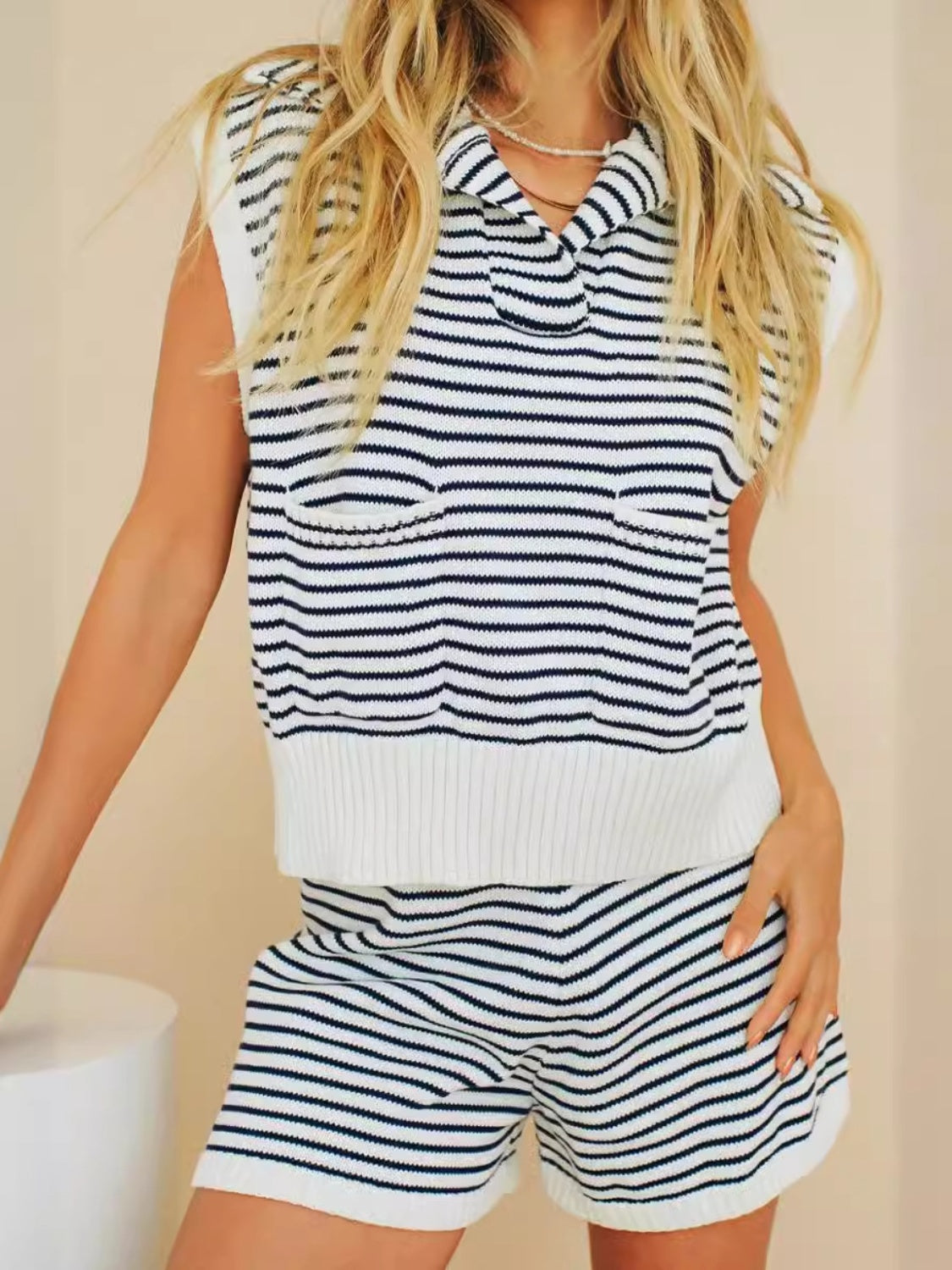 Ensemble haut à manches courtes et short rayés