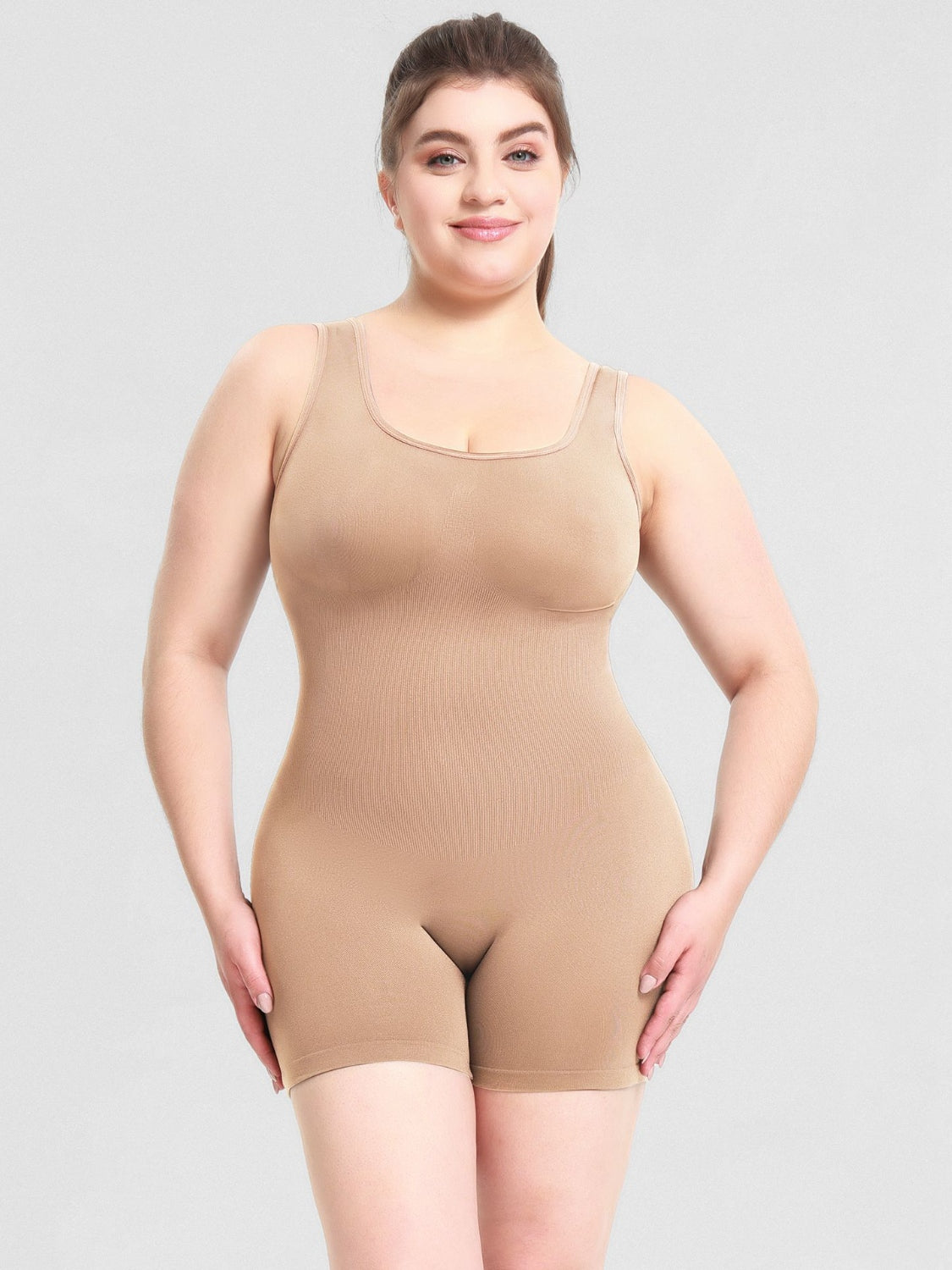 Combinaison moulante à larges bretelles et col rond